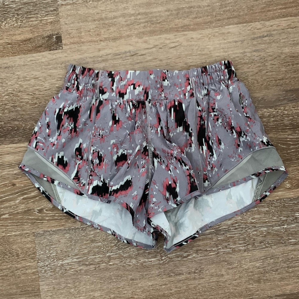 NWOT Lululemon Hotty hot 2.5” short size 4